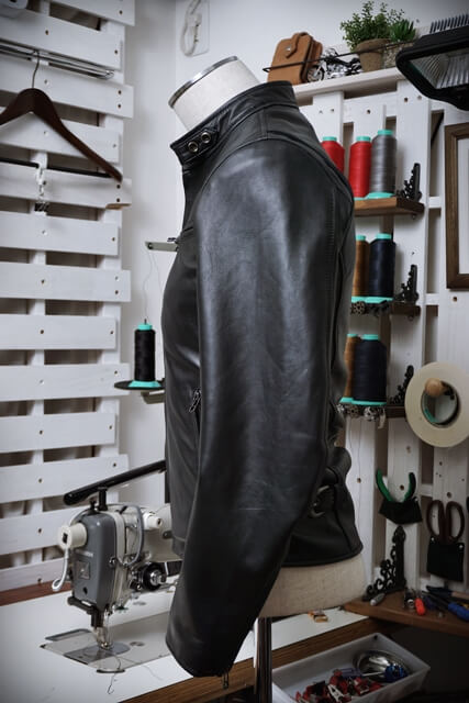 ボタンフラップ シングルライダースの革ジャン　バイカー袖の画像